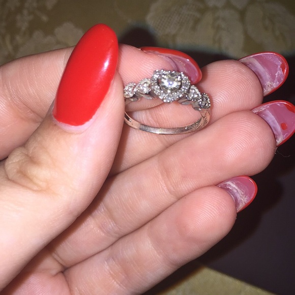 Jared’s Diamond Promise Ring - Picture 4 of 4